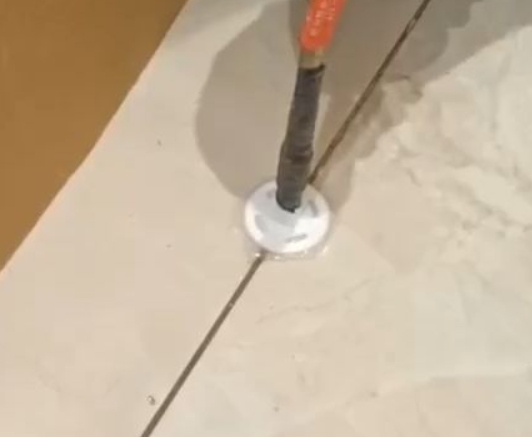 桐城瓷砖空鼓维修公司专业解答瓷砖在铺贴过程中，如果没有涂抹均匀到位的粘结材料（如水泥砂浆或瓷砖胶），可能会导致以下问题